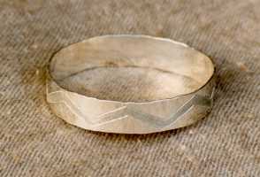 Armreif mit Zisilierung von Martin Bläse