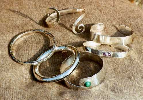 Geschmiedete Armreifen von Martin Bläse