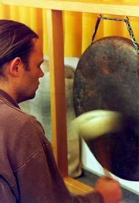 Martin Bläse spielt
auf einem selbstgeschmiedeten Gong (1998) Martin Bläse spielt auf einem selbstgeschmiedeten Gong