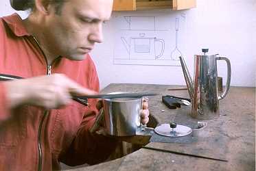 Martin Bläse beim Bearbeiten einer Silberkanne