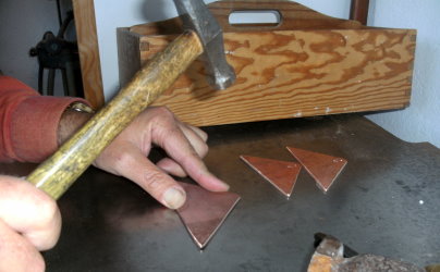 Martin Bläse arbeitet an einem Klangmobile