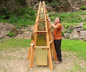 Der Glockenturm das Glücks im Sinneswald in Leichlingen