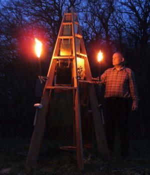 Der Glockenturm das Glücks bei Fackelschein